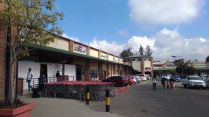 大きなスーパーマーケットやセレクトショップが立ち並ぶChichiri Shopping Center