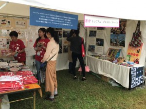 午前中の様子。雨の中、早くも大学生が活動に興味を持ちブースを訪れてくれました！